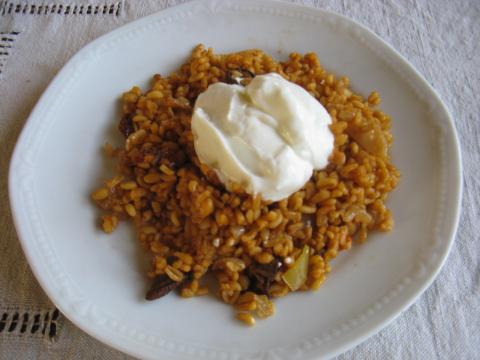 bulgur s jogurtem na talíři