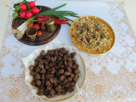 jatýrka + cibulový salát + zelenina