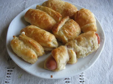 taštičky na talíří, jedna je s párkem 