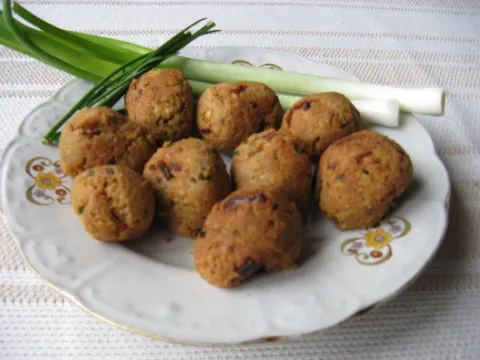 Falafel na talíři