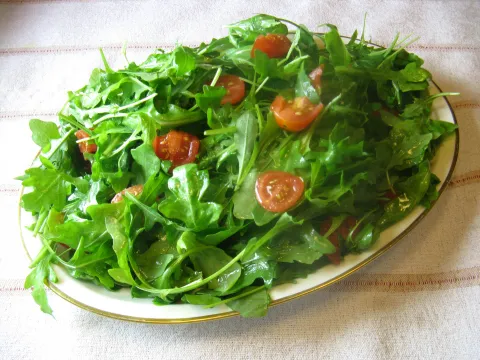 salat na talíři
