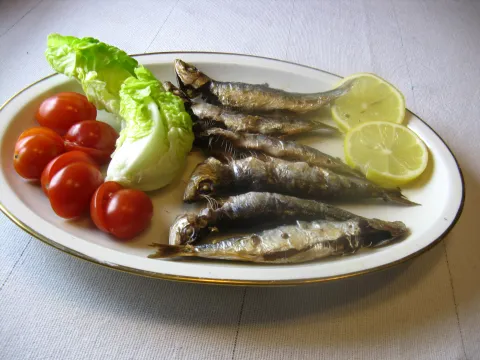 sardinky se salátem, citroném a rajčaty