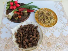 jatýrka + cibulový salát + zelenina