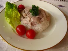 Rýže na talíři s listem salátu a rajčaty
