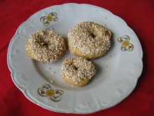 3 sušenky na malém hezkém talíři